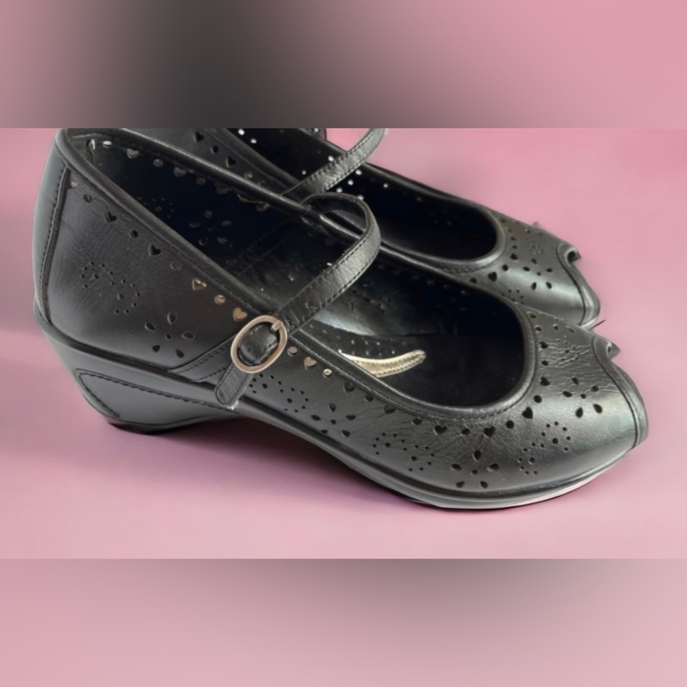 White Mountain • Black Laser Cut Leather Peep Toe Mary Jane Platforms • Size 7